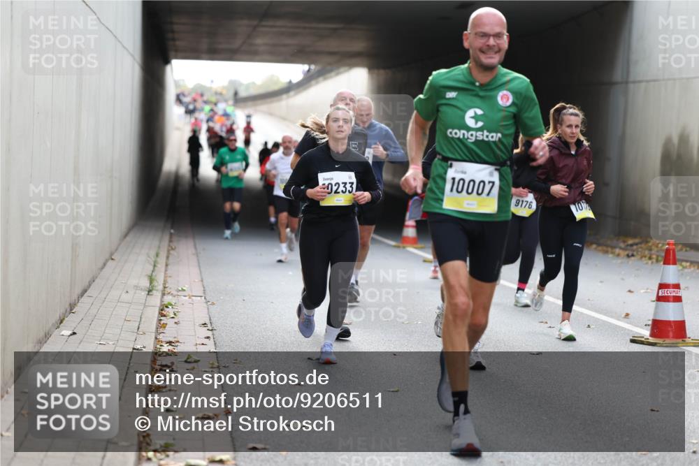 05.10.2025 - 20. swb-Marathon Bremen Michael Strokosch http://msf.ph/oto/9206511 05.10.2025 10:49:26 Laufen 0233, 10007, 9176, 10 meine-sportfotos.de