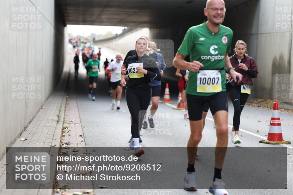 05.10.2025 - 20. swb-Marathon Bremen Michael Strokosch http://msf.ph/oto/9206512 05.10.2025 10:49:26 Laufen 1003, 1023, 10007, 10178 meine-sportfotos.de