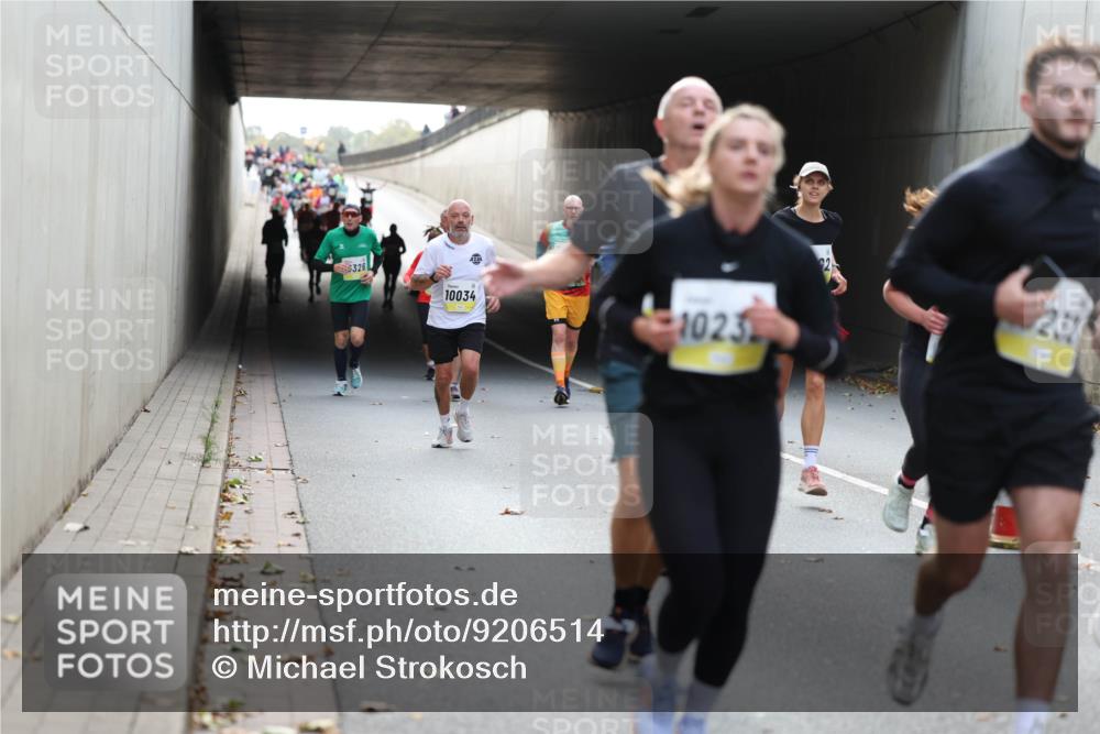 05.10.2025 - 20. swb-Marathon Bremen Michael Strokosch http://msf.ph/oto/9206514 05.10.2025 10:49:28 Laufen 326, 10034, 1023, 232 meine-sportfotos.de
