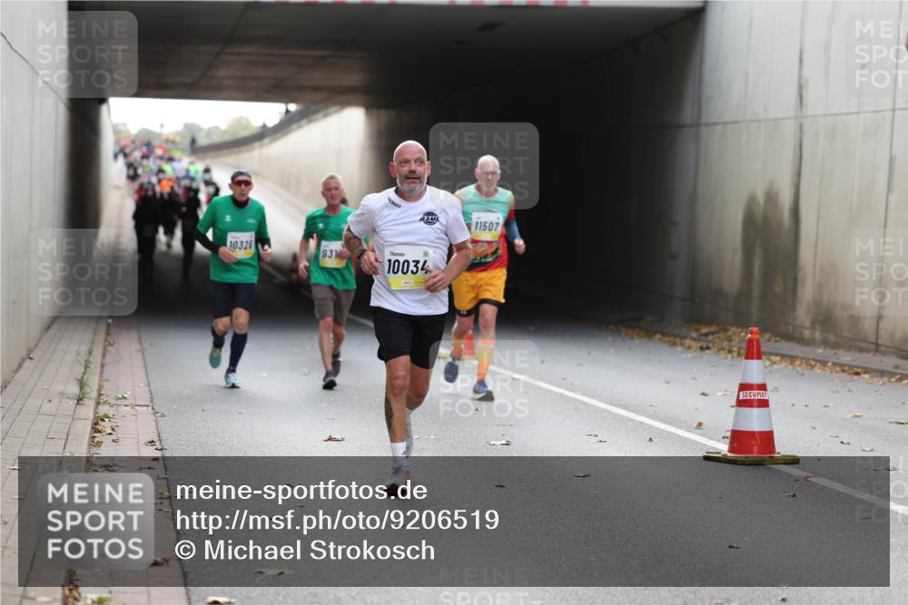 05.10.2025 - 20. swb-Marathon Bremen Michael Strokosch http://msf.ph/oto/9206519 05.10.2025 10:49:30 Laufen 10326, 931, 10034, 11507 meine-sportfotos.de