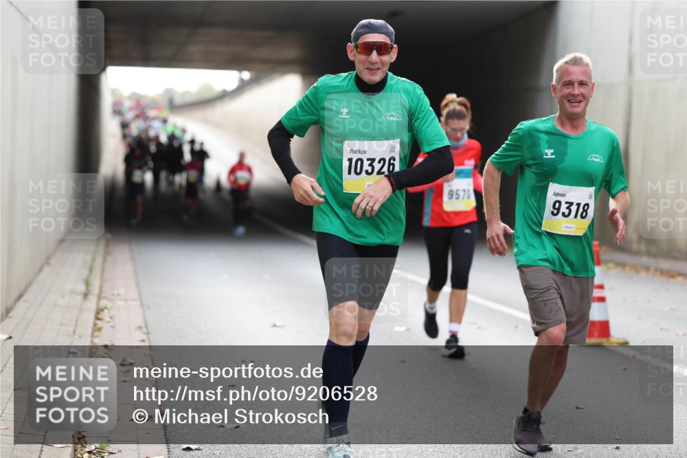 05.10.2025 - 20. swb-Marathon Bremen Michael Strokosch http://msf.ph/oto/9206528 05.10.2025 10:49:34 Laufen 10326, 9570, 9318 meine-sportfotos.de