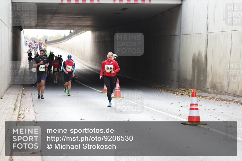05.10.2025 - 20. swb-Marathon Bremen Michael Strokosch http://msf.ph/oto/9206530 05.10.2025 10:49:40 Laufen 9871, 10262, 11042, 10920 meine-sportfotos.de
