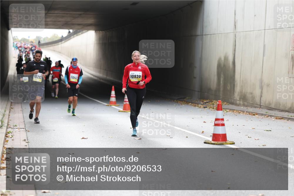 05.10.2025 - 20. swb-Marathon Bremen Michael Strokosch http://msf.ph/oto/9206533 05.10.2025 10:49:41 Laufen 5871, 10262, 11042, 10920 meine-sportfotos.de
