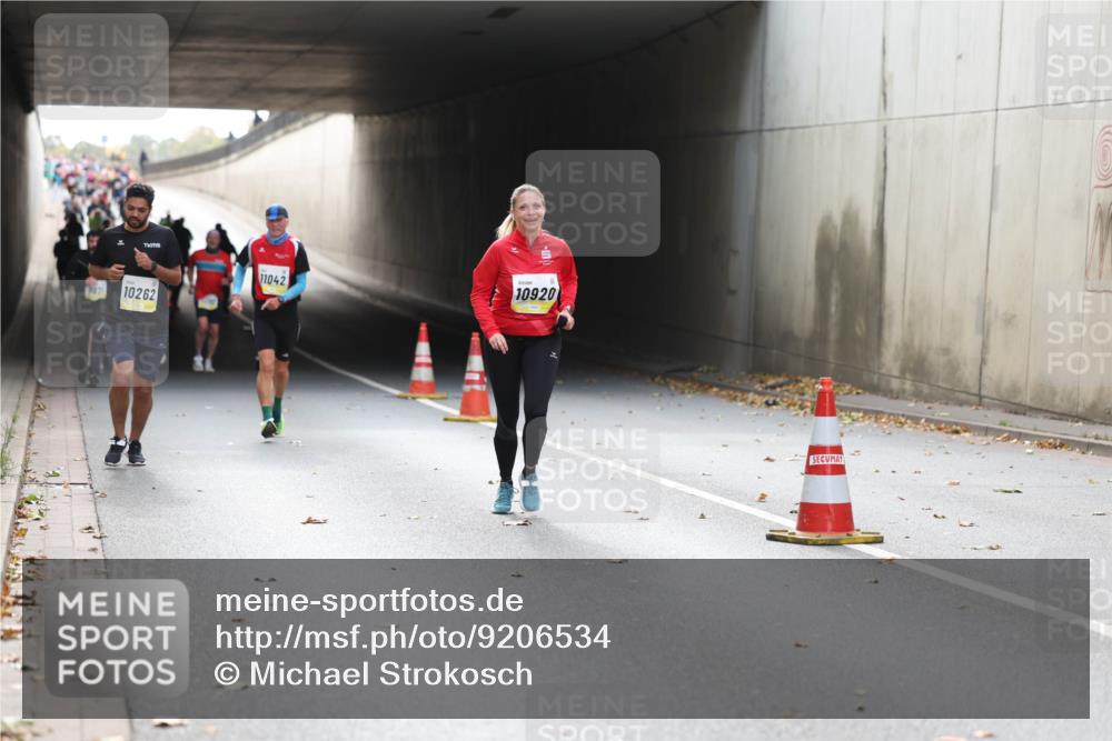 05.10.2025 - 20. swb-Marathon Bremen Michael Strokosch http://msf.ph/oto/9206534 05.10.2025 10:49:42 Laufen 10262, 1042, 10920 meine-sportfotos.de