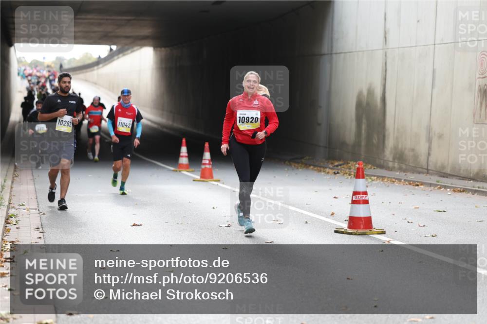 05.10.2025 - 20. swb-Marathon Bremen Michael Strokosch http://msf.ph/oto/9206536 05.10.2025 10:49:42 Laufen 3871, 10262, 11042, 10920 meine-sportfotos.de