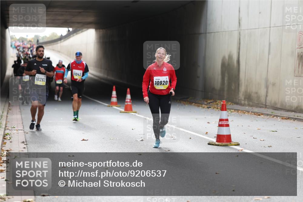 05.10.2025 - 20. swb-Marathon Bremen Michael Strokosch http://msf.ph/oto/9206537 05.10.2025 10:49:42 Laufen 10262, 11042, 10920 meine-sportfotos.de