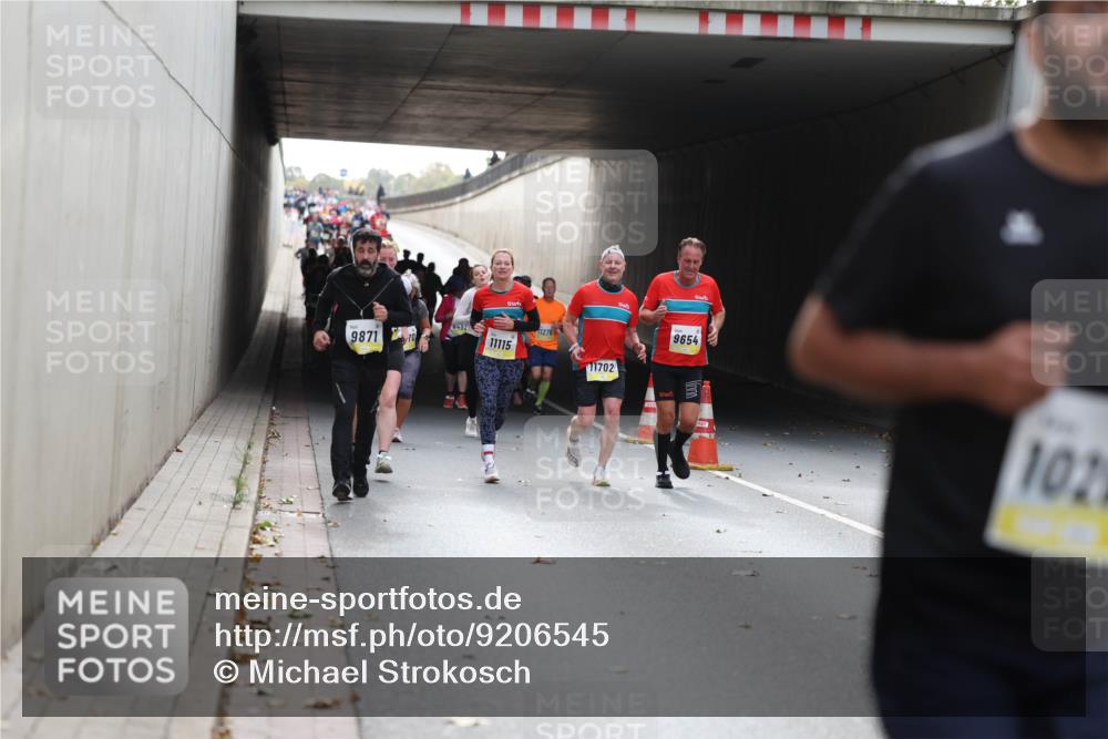 05.10.2025 - 20. swb-Marathon Bremen Michael Strokosch http://msf.ph/oto/9206545 05.10.2025 10:49:47 Laufen 9871, 10, 11115, 1275, 11702, 9654, 102 meine-sportfotos.de