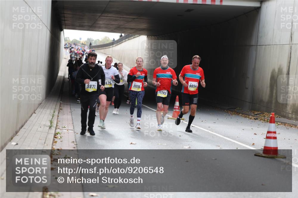 05.10.2025 - 20. swb-Marathon Bremen Michael Strokosch http://msf.ph/oto/9206548 05.10.2025 10:49:48 Laufen 475, 11115, 9871, 1702, 9654 meine-sportfotos.de