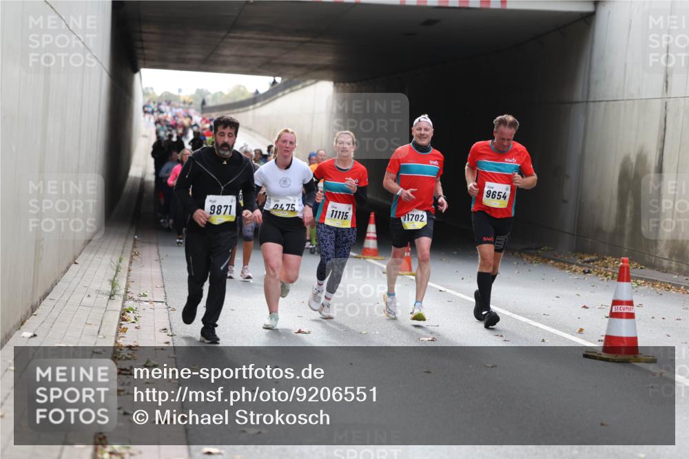 05.10.2025 - 20. swb-Marathon Bremen Michael Strokosch http://msf.ph/oto/9206551 05.10.2025 10:49:49 Laufen 2475, 9871, 11115, 1702, 9654 meine-sportfotos.de