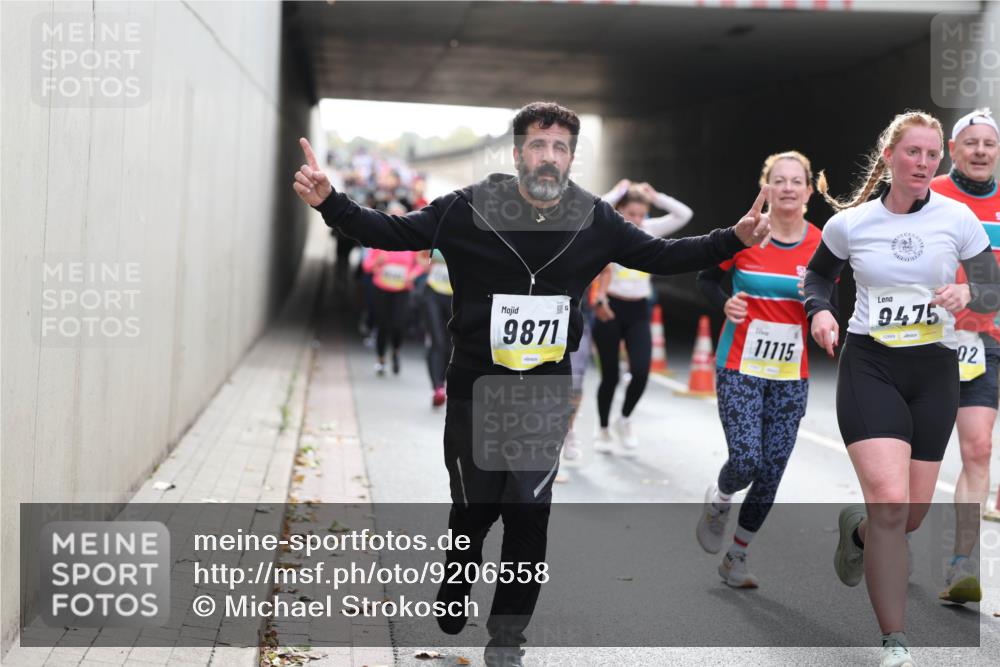05.10.2025 - 20. swb-Marathon Bremen Michael Strokosch http://msf.ph/oto/9206558 05.10.2025 10:49:51 Laufen 9871, 11115, 9475, 02 meine-sportfotos.de