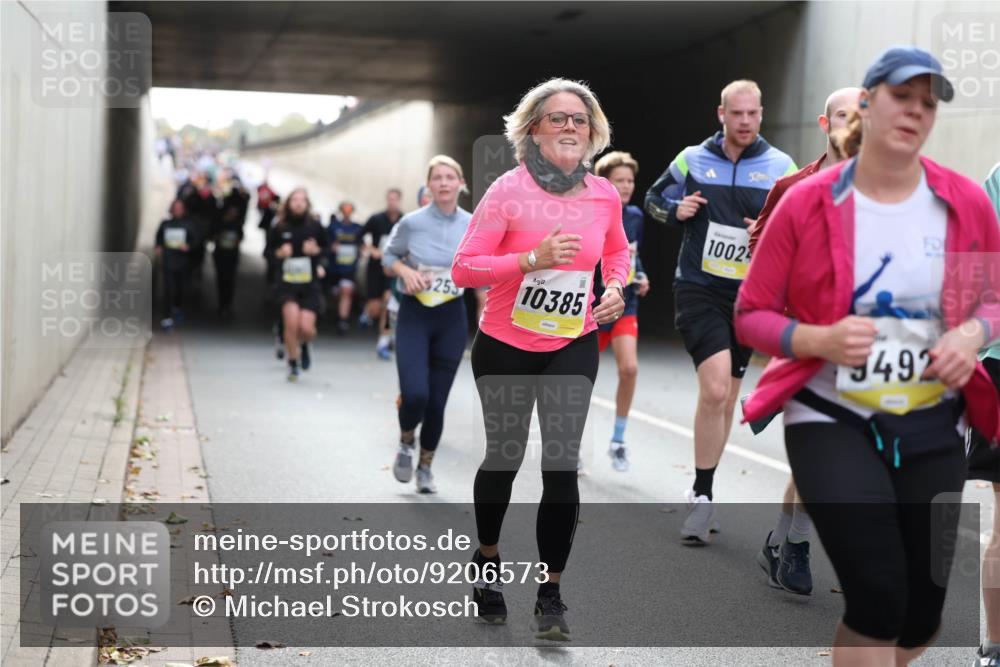 05.10.2025 - 20. swb-Marathon Bremen Michael Strokosch http://msf.ph/oto/9206573 05.10.2025 10:49:58 Laufen 5, 253, 10385, 10024, 492 meine-sportfotos.de