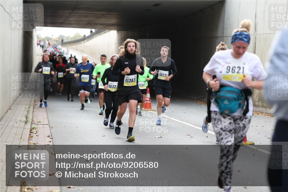 05.10.2025 - 20. swb-Marathon Bremen Michael Strokosch http://msf.ph/oto/9206580 05.10.2025 10:50:01 Laufen 10107, 10307, 10323, 11363, 11197, 9621, 10231 meine-sportfotos.de