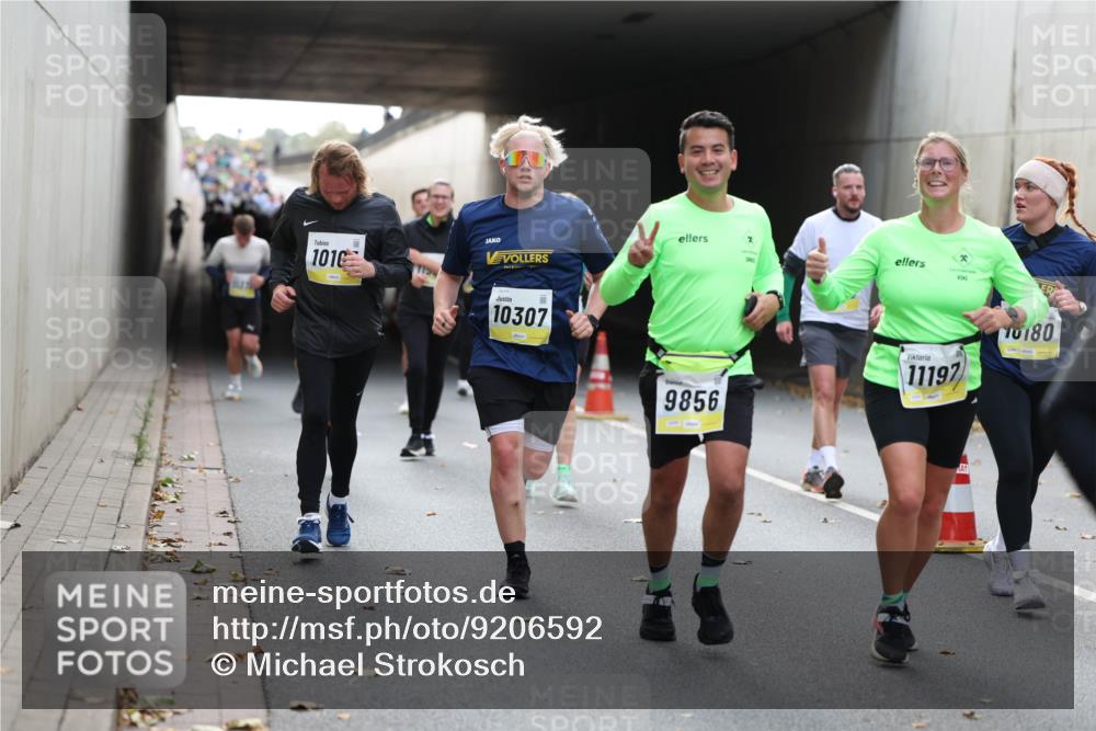 05.10.2025 - 20. swb-Marathon Bremen Michael Strokosch http://msf.ph/oto/9206592 05.10.2025 10:50:06 Laufen 1127, 1010, 7759, 10307, 9856, 11197, 10180 meine-sportfotos.de