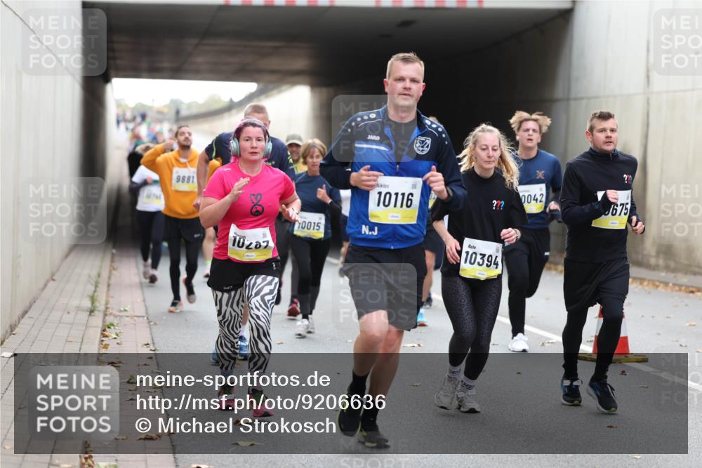05.10.2025 - 20. swb-Marathon Bremen Michael Strokosch http://msf.ph/oto/9206636 05.10.2025 10:50:23 Laufen 9881, 33, 10287, 10015, 10116, 10394, 0042, 675 meine-sportfotos.de