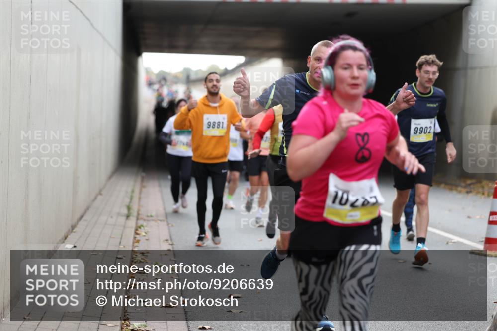 05.10.2025 - 20. swb-Marathon Bremen Michael Strokosch http://msf.ph/oto/9206639 05.10.2025 10:50:24 Laufen 9881, 10283, 9902 meine-sportfotos.de