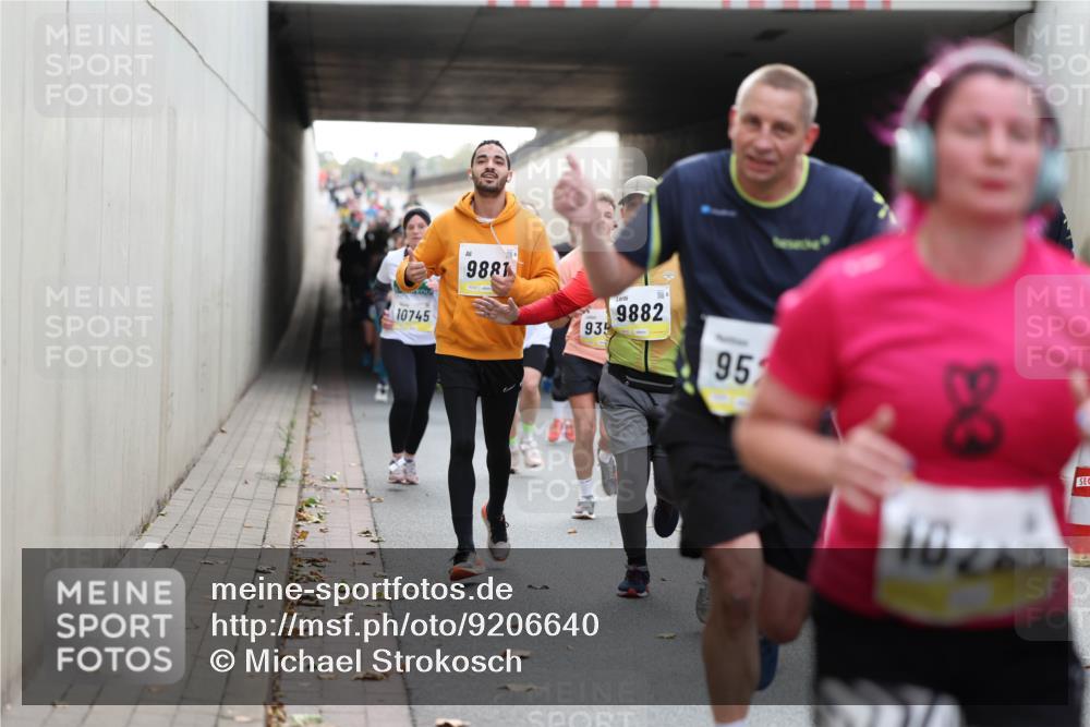 05.10.2025 - 20. swb-Marathon Bremen Michael Strokosch http://msf.ph/oto/9206640 05.10.2025 10:50:25 Laufen 10745, 9881, 935, 9882, 95, 83, 1024 meine-sportfotos.de