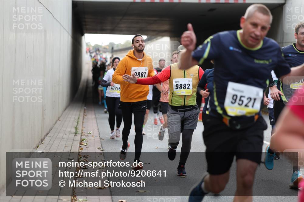 05.10.2025 - 20. swb-Marathon Bremen Michael Strokosch http://msf.ph/oto/9206641 05.10.2025 10:50:25 Laufen 10745, 9881, 9882, 20, 9521 meine-sportfotos.de
