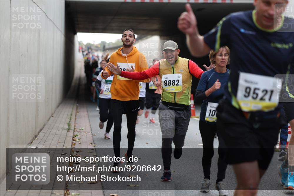 05.10.2025 - 20. swb-Marathon Bremen Michael Strokosch http://msf.ph/oto/9206642 05.10.2025 10:50:25 Laufen 10, 10, 9882, 10, 9521 meine-sportfotos.de