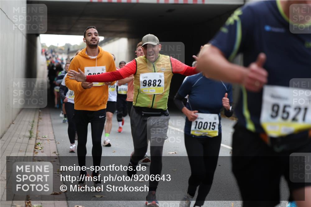 05.10.2025 - 20. swb-Marathon Bremen Michael Strokosch http://msf.ph/oto/9206643 05.10.2025 10:50:26 Laufen 107, 909, 9882, 10015, 9521 meine-sportfotos.de