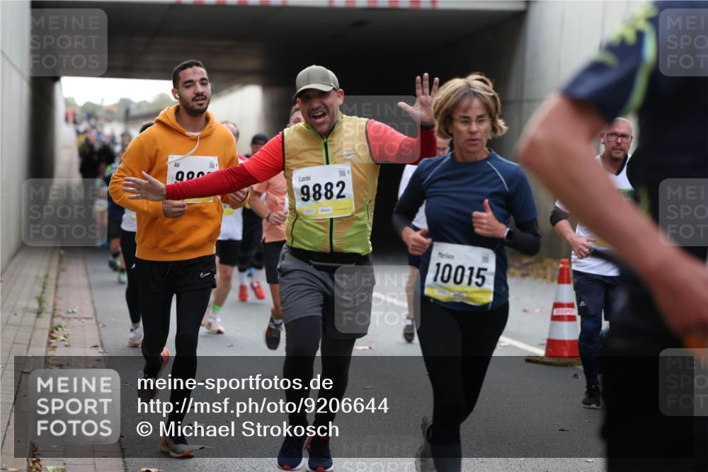 05.10.2025 - 20. swb-Marathon Bremen Michael Strokosch http://msf.ph/oto/9206644 05.10.2025 10:50:26 Laufen 900, 9882, 02237, 10015 meine-sportfotos.de