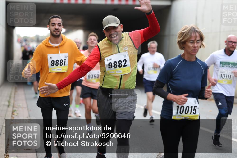 05.10.2025 - 20. swb-Marathon Bremen Michael Strokosch http://msf.ph/oto/9206646 05.10.2025 10:50:26 Laufen 9881, 02238, 9350, 9882, 02237, 10015, 10111 meine-sportfotos.de
