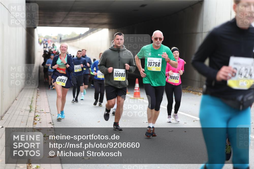 05.10.2025 - 20. swb-Marathon Bremen Michael Strokosch http://msf.ph/oto/9206660 05.10.2025 10:50:34 Laufen 11693, 9541, 1114, 10088, 10758, 8424, 10992 meine-sportfotos.de