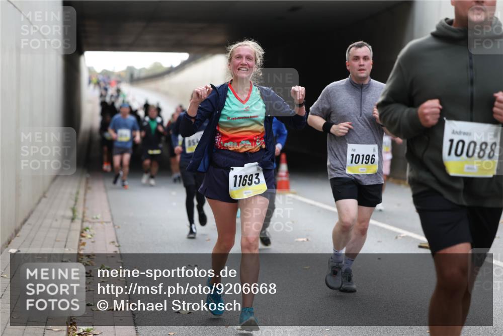 05.10.2025 - 20. swb-Marathon Bremen Michael Strokosch http://msf.ph/oto/9206668 05.10.2025 10:50:36 Laufen 854, 20, 11693, 10196, 10088 meine-sportfotos.de