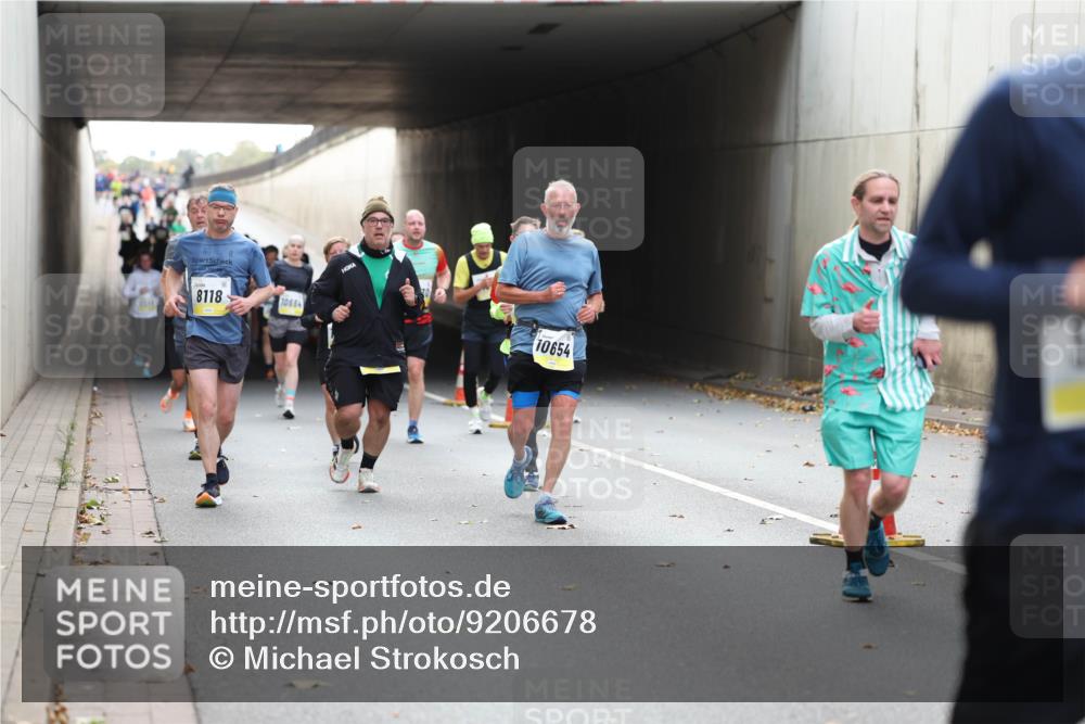 05.10.2025 - 20. swb-Marathon Bremen Michael Strokosch http://msf.ph/oto/9206678 05.10.2025 10:50:40 Laufen 8118, 10664, 10654 meine-sportfotos.de