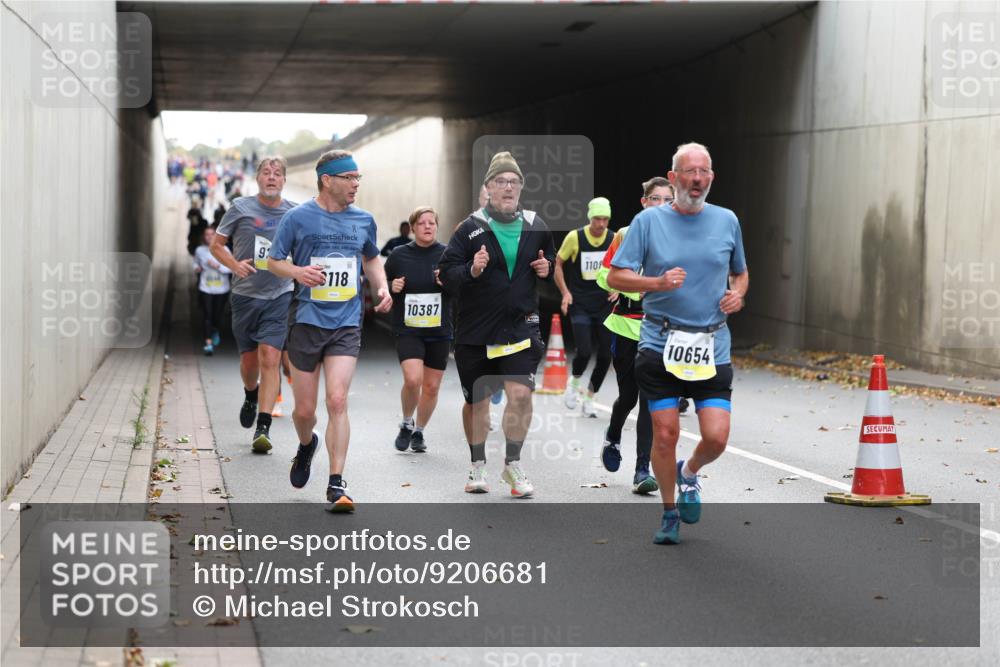 05.10.2025 - 20. swb-Marathon Bremen Michael Strokosch http://msf.ph/oto/9206681 05.10.2025 10:50:41 Laufen 92, 118, 10387, 110, 10654 meine-sportfotos.de