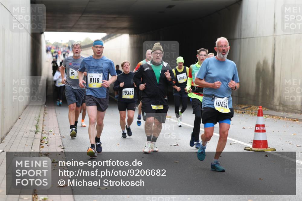 05.10.2025 - 20. swb-Marathon Bremen Michael Strokosch http://msf.ph/oto/9206682 05.10.2025 10:50:41 Laufen 92, 8118, 10387, 11081, 10654 meine-sportfotos.de