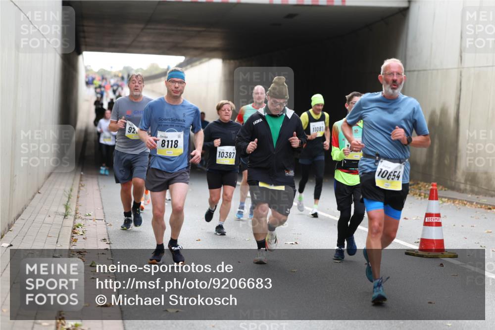 05.10.2025 - 20. swb-Marathon Bremen Michael Strokosch http://msf.ph/oto/9206683 05.10.2025 10:50:42 Laufen 92, 8118, 10387, 11081, 10654 meine-sportfotos.de
