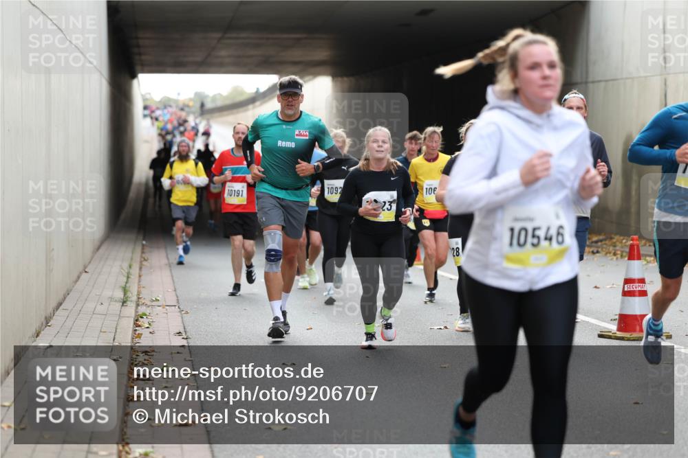 05.10.2025 - 20. swb-Marathon Bremen Michael Strokosch http://msf.ph/oto/9206707 05.10.2025 10:50:51 Laufen 10191, 1092, 23, 106, 28, 10546 meine-sportfotos.de