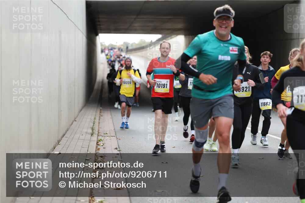 05.10.2025 - 20. swb-Marathon Bremen Michael Strokosch http://msf.ph/oto/9206711 05.10.2025 10:50:53 Laufen 10009, 10191, 11, 921, 11662, 112 meine-sportfotos.de