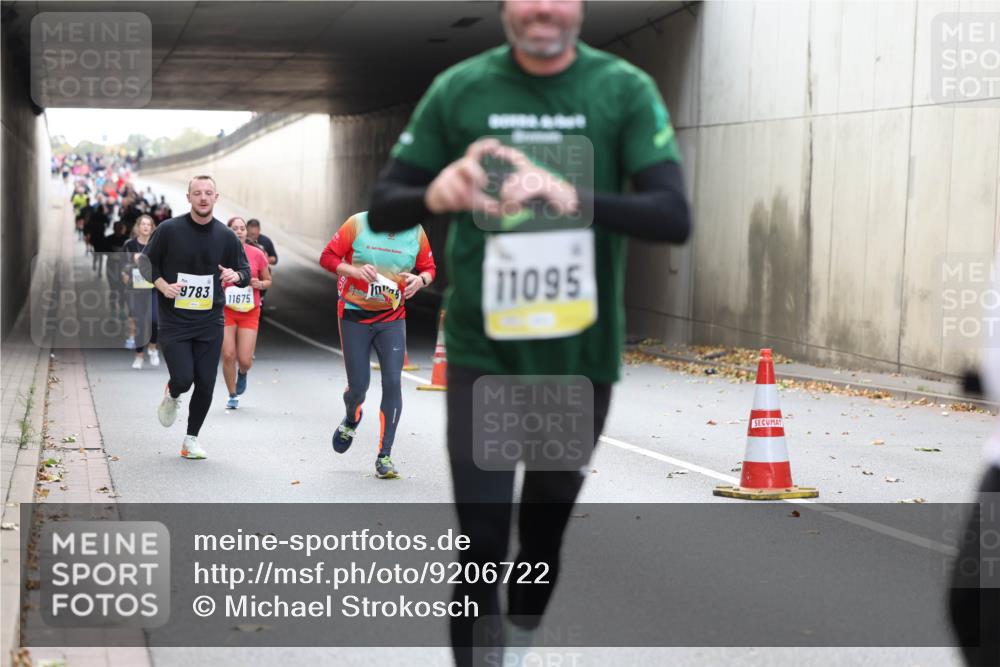 05.10.2025 - 20. swb-Marathon Bremen Michael Strokosch http://msf.ph/oto/9206722 05.10.2025 10:50:59 Laufen 9783, 11675, 11095 meine-sportfotos.de
