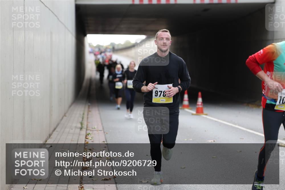 05.10.2025 - 20. swb-Marathon Bremen Michael Strokosch http://msf.ph/oto/9206729 05.10.2025 10:51:01 Laufen 978, 10 meine-sportfotos.de