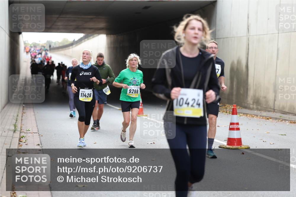 05.10.2025 - 20. swb-Marathon Bremen Michael Strokosch http://msf.ph/oto/9206737 05.10.2025 10:51:06 Laufen 11426, 1017, 9266, 10424 meine-sportfotos.de