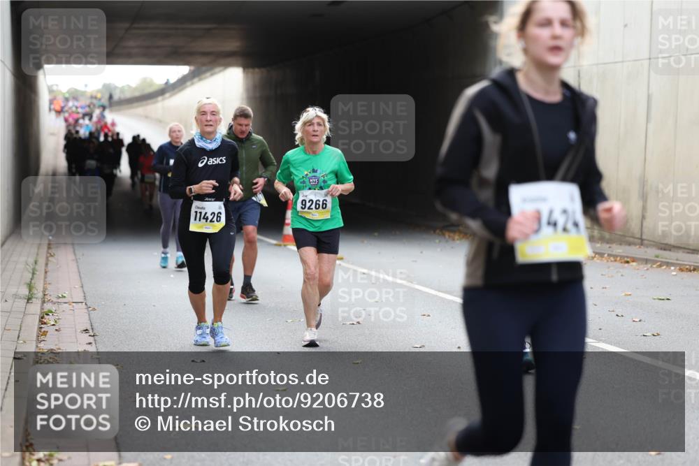 05.10.2025 - 20. swb-Marathon Bremen Michael Strokosch http://msf.ph/oto/9206738 05.10.2025 10:51:07 Laufen 11426, 9266, 342 meine-sportfotos.de