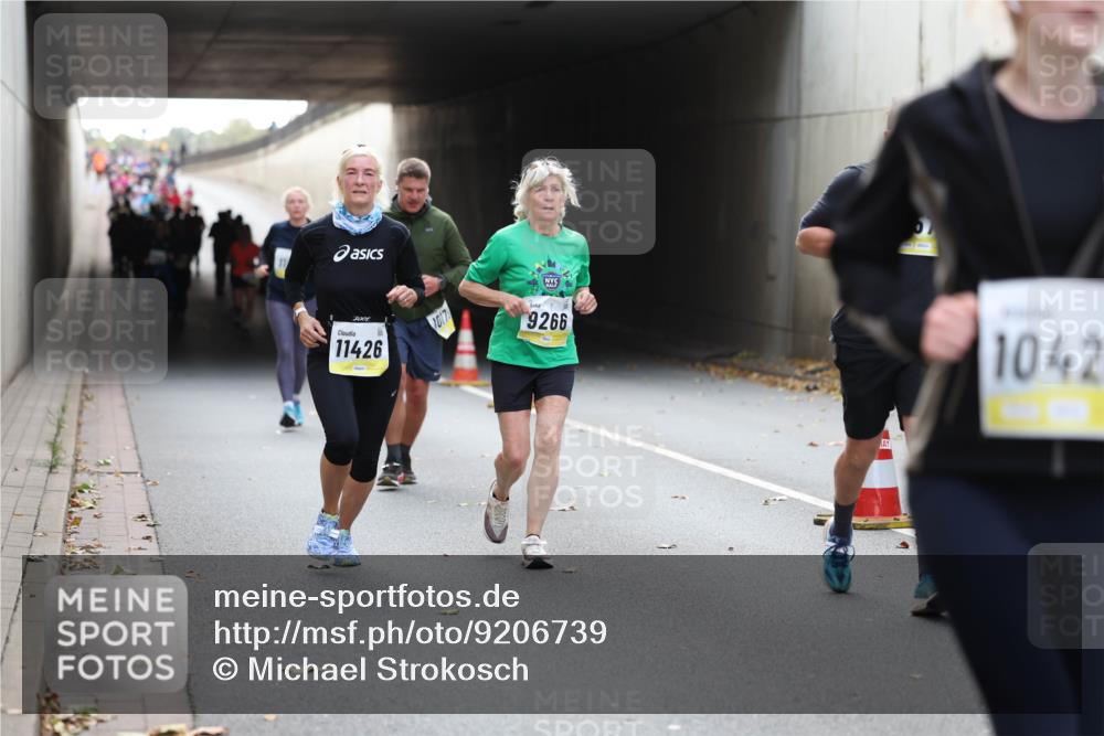05.10.2025 - 20. swb-Marathon Bremen Michael Strokosch http://msf.ph/oto/9206739 05.10.2025 10:51:07 Laufen 7001, 11426, 1017, 9266, 57, 1042 meine-sportfotos.de