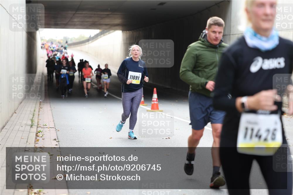 05.10.2025 - 20. swb-Marathon Bremen Michael Strokosch http://msf.ph/oto/9206745 05.10.2025 10:51:10 Laufen 11691, 11426 meine-sportfotos.de
