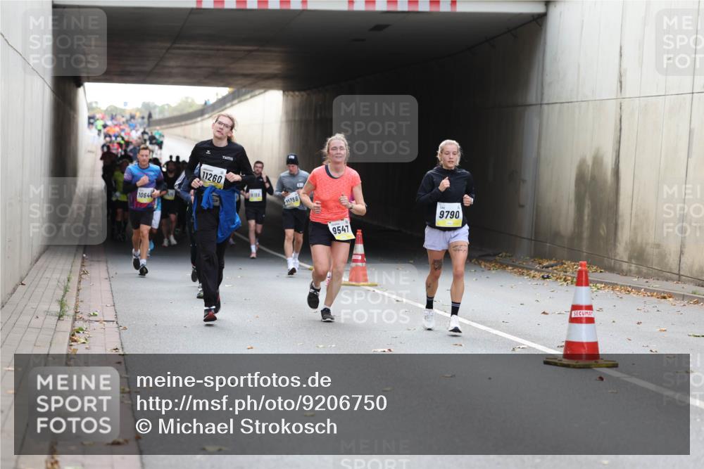 05.10.2025 - 20. swb-Marathon Bremen Michael Strokosch http://msf.ph/oto/9206750 05.10.2025 10:51:17 Laufen 1064, 11260, 11366, 9547, 9790 meine-sportfotos.de