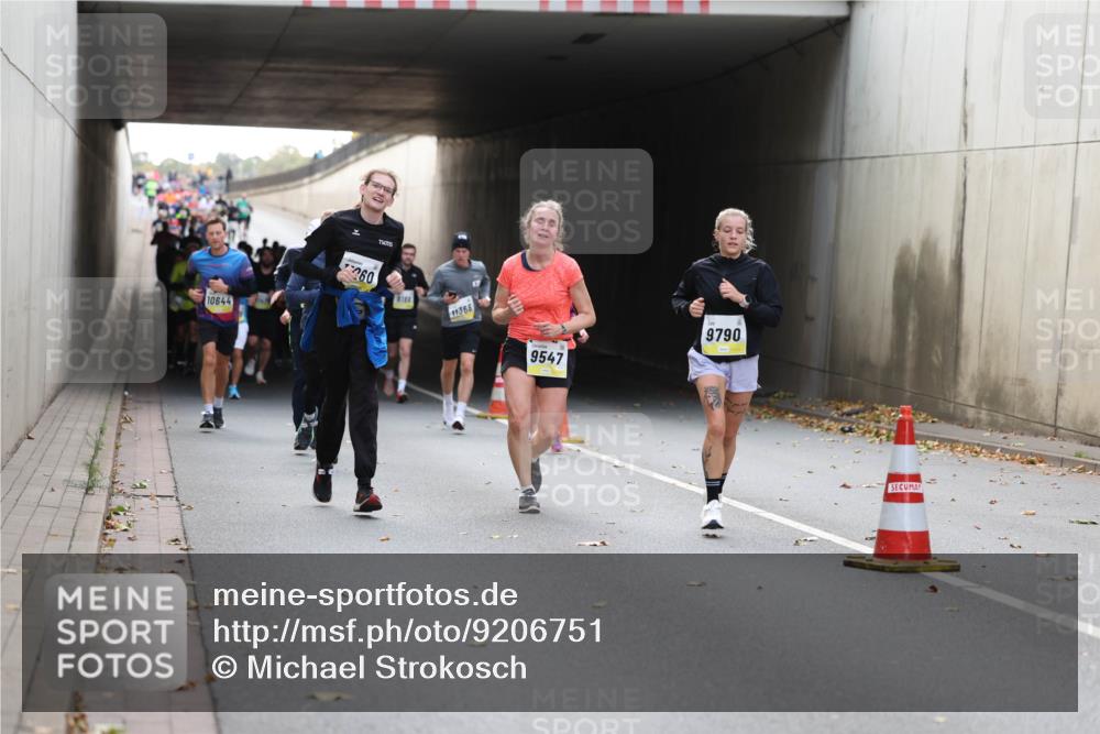 05.10.2025 - 20. swb-Marathon Bremen Michael Strokosch http://msf.ph/oto/9206751 05.10.2025 10:51:17 Laufen 10644, 60, 1366, 9547, 9790 meine-sportfotos.de