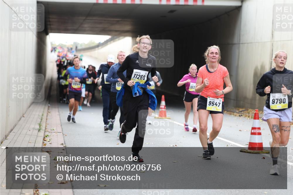 05.10.2025 - 20. swb-Marathon Bremen Michael Strokosch http://msf.ph/oto/9206756 05.10.2025 10:51:19 Laufen 1064, 108, 11260, 103, 9547, 9790 meine-sportfotos.de