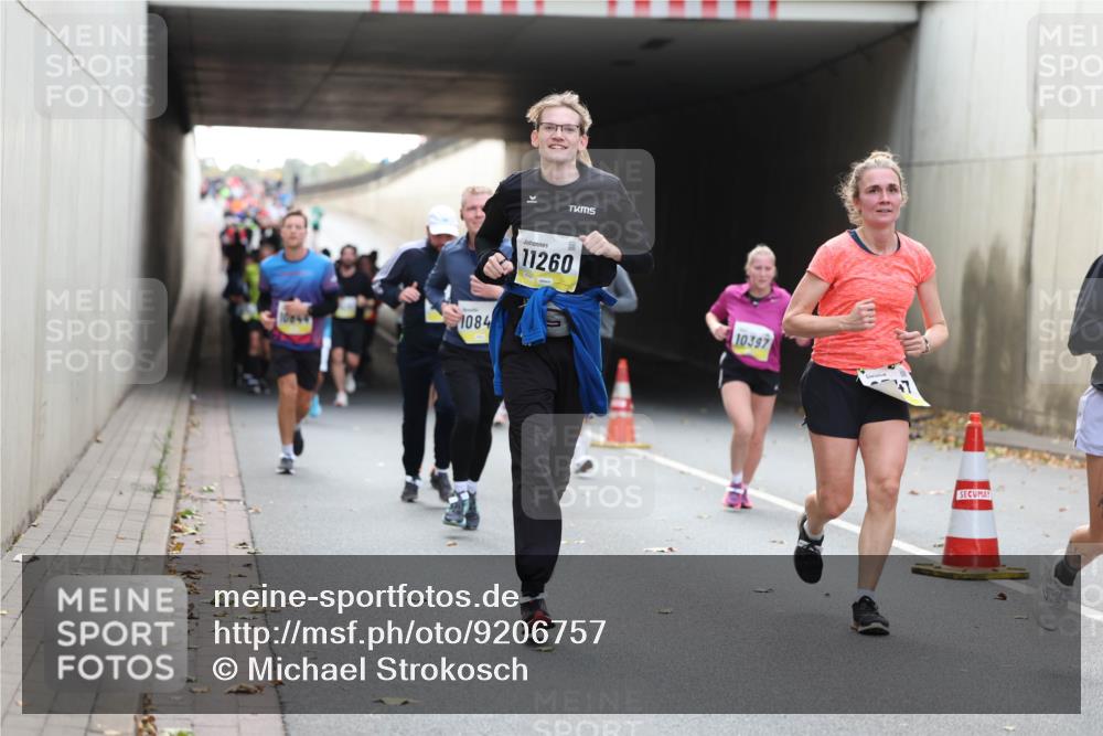 05.10.2025 - 20. swb-Marathon Bremen Michael Strokosch http://msf.ph/oto/9206757 05.10.2025 10:51:19 Laufen 1084, 1, 11260, 10397 meine-sportfotos.de