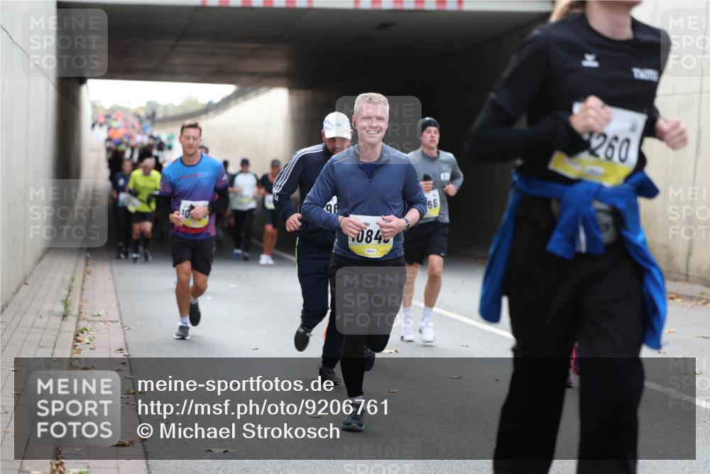 05.10.2025 - 20. swb-Marathon Bremen Michael Strokosch http://msf.ph/oto/9206761 05.10.2025 10:51:21 Laufen 084, 66, 260 meine-sportfotos.de