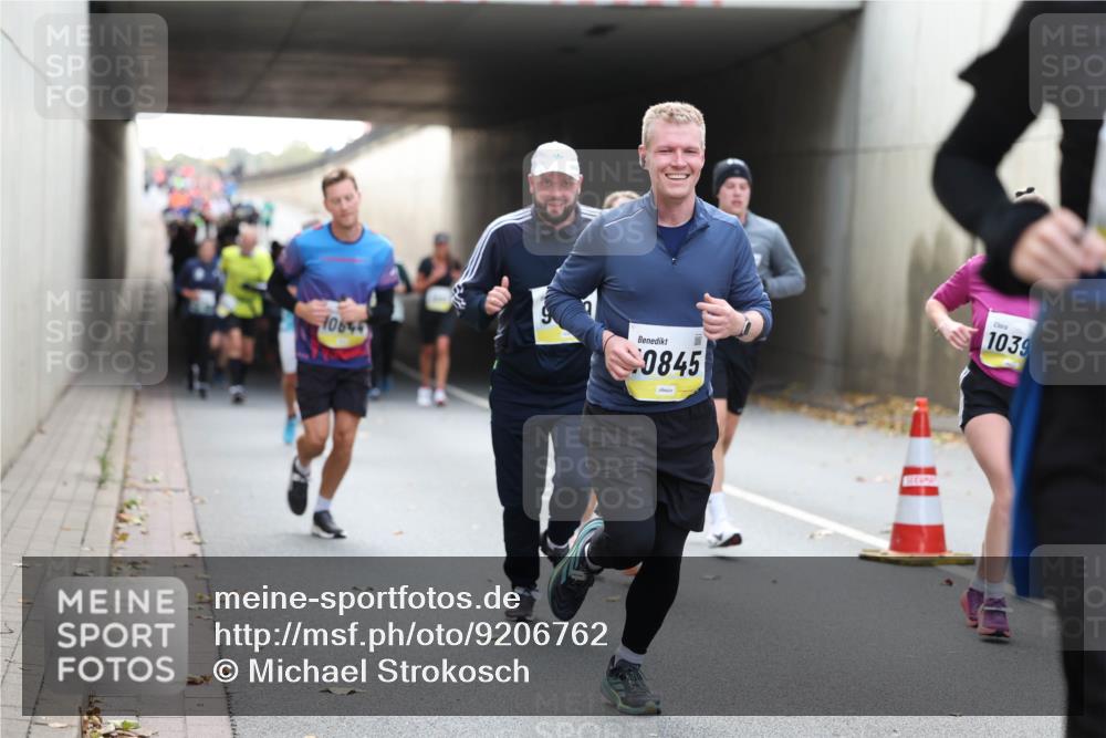 05.10.2025 - 20. swb-Marathon Bremen Michael Strokosch http://msf.ph/oto/9206762 05.10.2025 10:51:21 Laufen 1064, 0845, 1039 meine-sportfotos.de