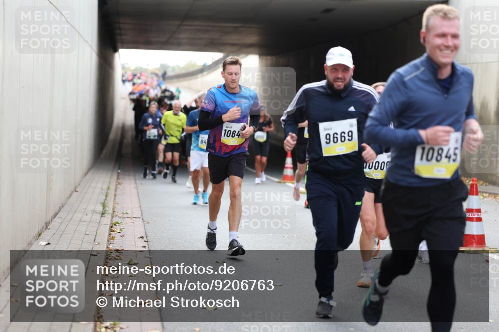 05.10.2025 - 20. swb-Marathon Bremen Michael Strokosch http://msf.ph/oto/9206763 05.10.2025 10:51:22 Laufen 94, 1064, 9669, 1000, 10845 meine-sportfotos.de