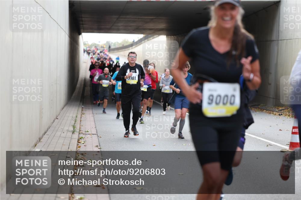 05.10.2025 - 20. swb-Marathon Bremen Michael Strokosch http://msf.ph/oto/9206803 05.10.2025 10:51:31 Laufen 10069, 97, 101, 0145, 9347, 9000 meine-sportfotos.de