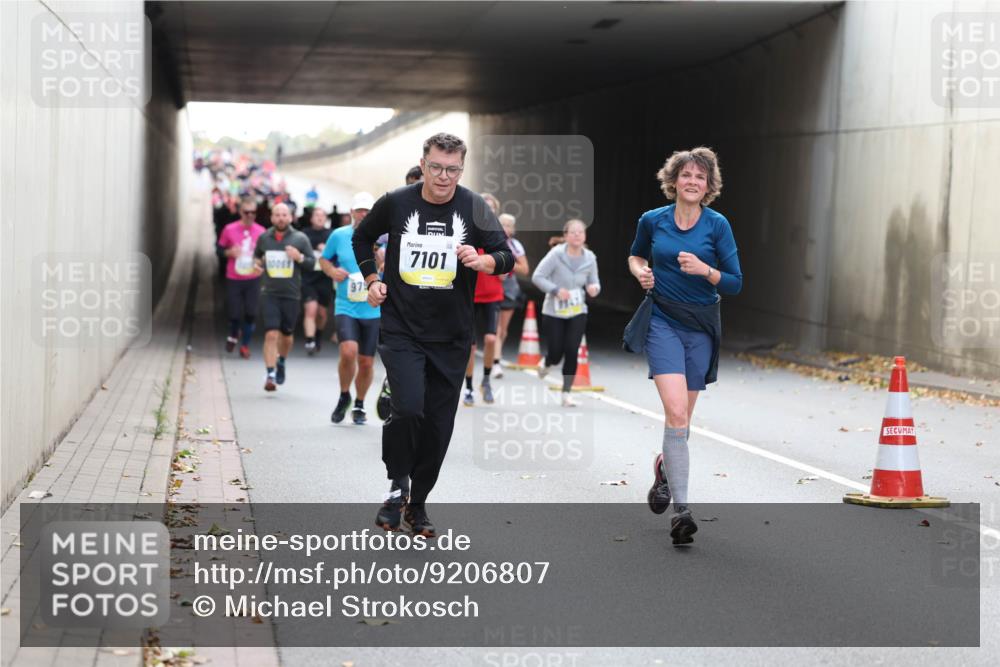 05.10.2025 - 20. swb-Marathon Bremen Michael Strokosch http://msf.ph/oto/9206807 05.10.2025 10:51:33 Laufen 979, 7101 meine-sportfotos.de