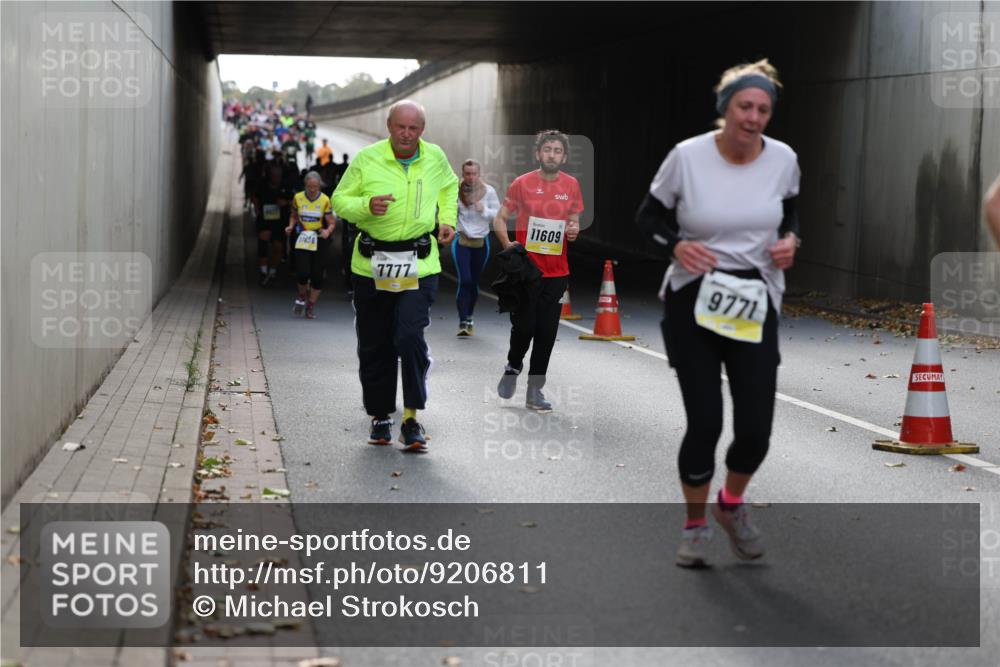 05.10.2025 - 20. swb-Marathon Bremen Michael Strokosch http://msf.ph/oto/9206811 05.10.2025 10:58:20 Laufen 17656, 7777, 11609, 9771 meine-sportfotos.de