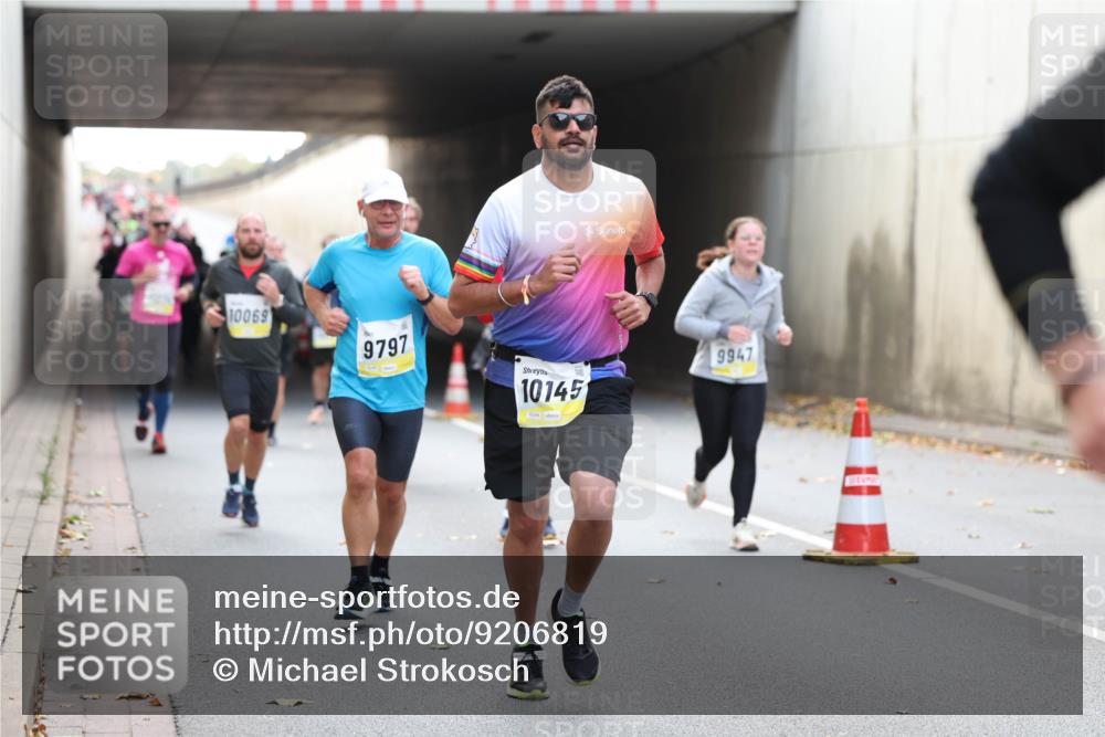 05.10.2025 - 20. swb-Marathon Bremen Michael Strokosch http://msf.ph/oto/9206819 05.10.2025 10:51:35 Laufen 10069, 9797, 10145, 02244, 9947 meine-sportfotos.de